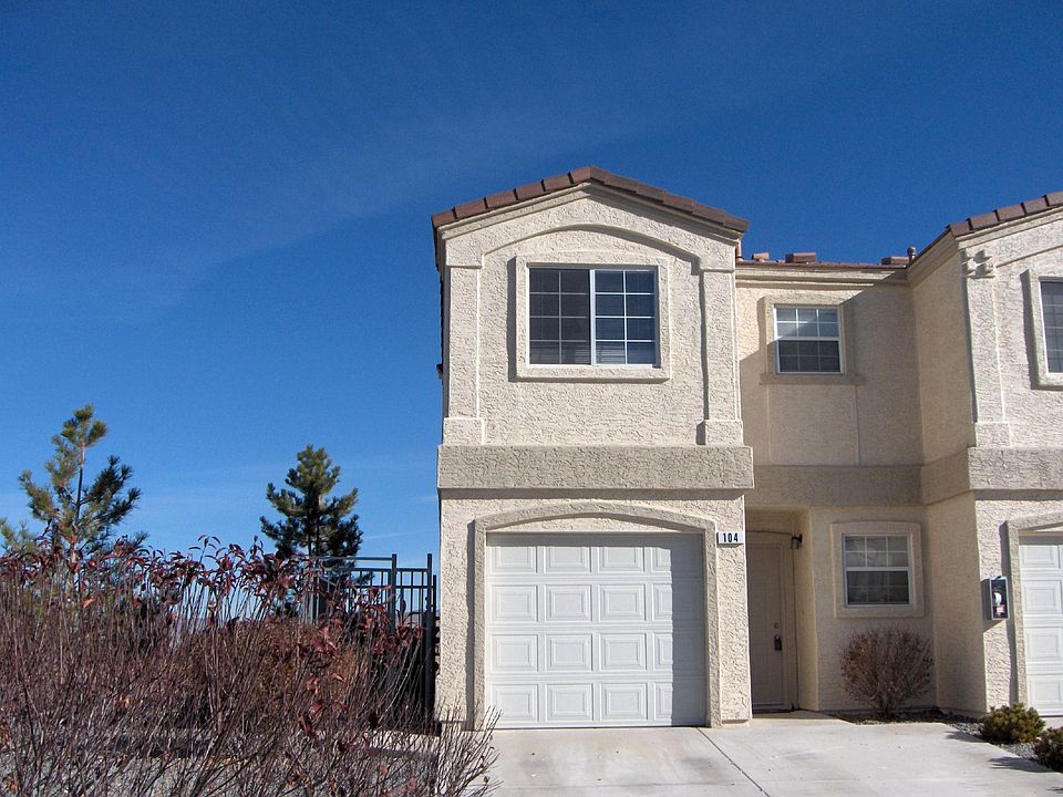 Town Home end unit -- privacy!