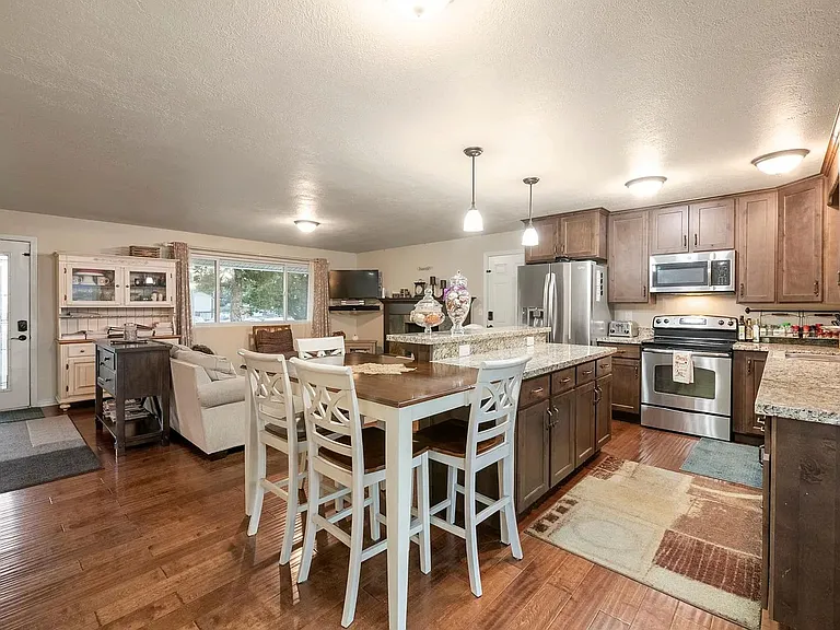 1553 E Huckleberry Cir — Photo 7