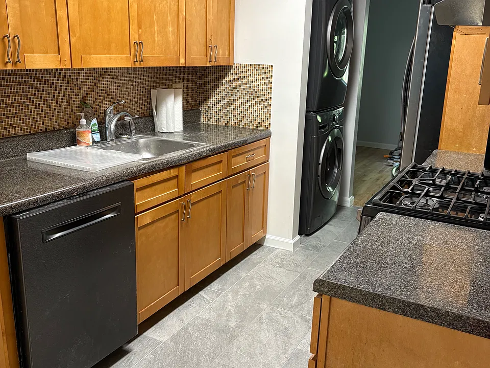Kitchen (including washer/dryer)