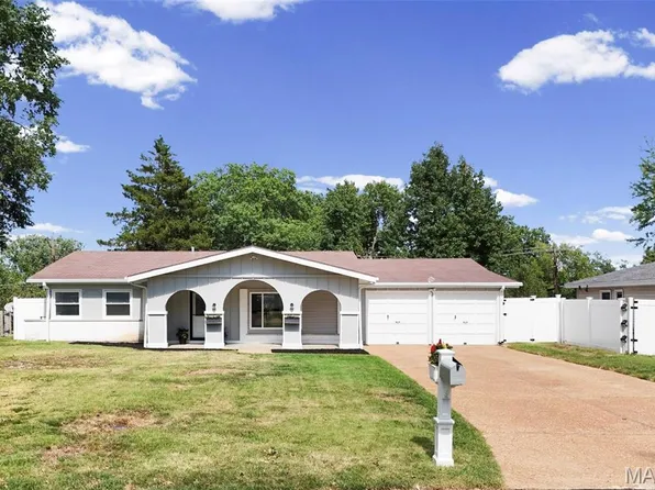 711 Caspian Ln, Saint Louis, MO 63125