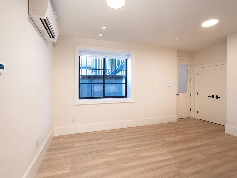5770 Kitchener St #LOWER — Photo 5