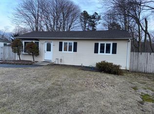 42 Fallon Rd, Bay Shore, NY 11706