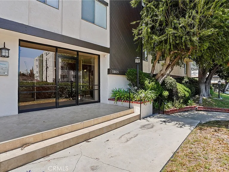 5805 Whitsett Ave #211 — Photo 18
