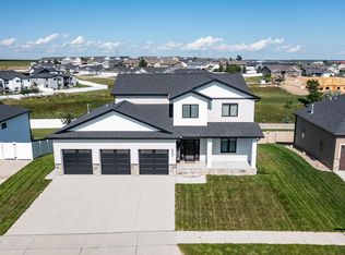 527 Flint Dr, Bismarck, ND 58503