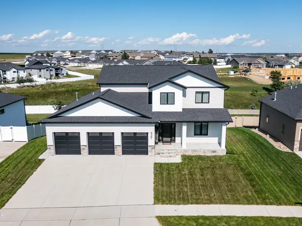 527 Flint Dr, Bismarck, ND 58503