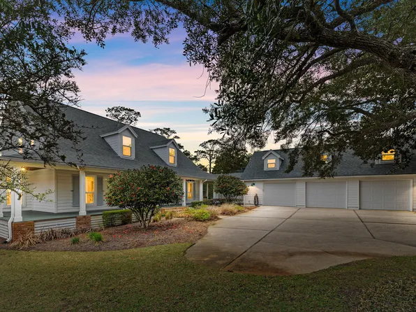 472 Parish Blvd, Mary Esther, FL 32569