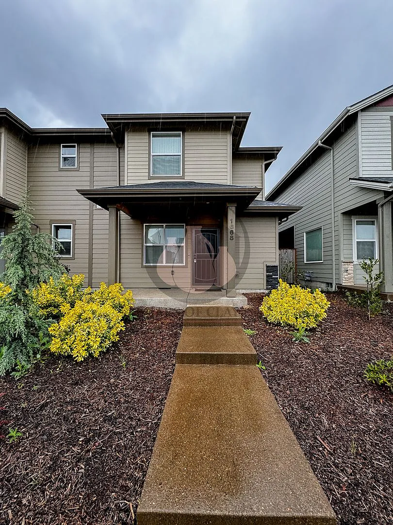 Adorable Dallas Townhome - Available Now — Photo 1