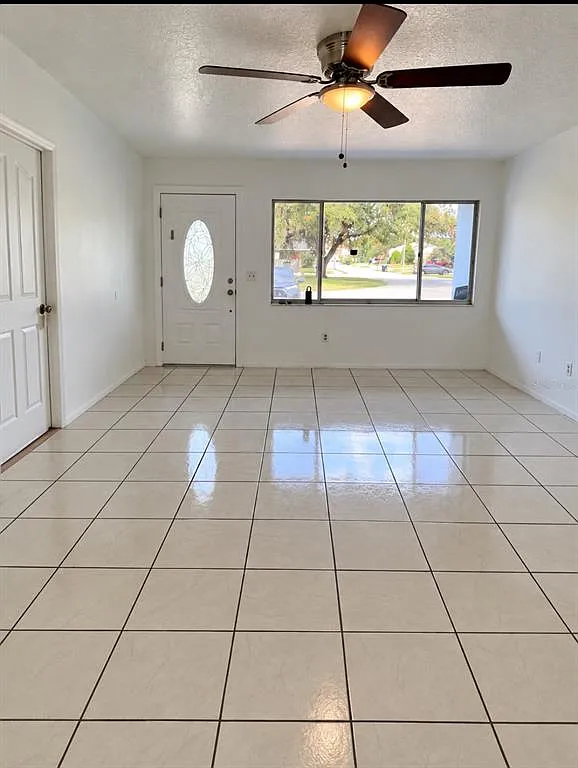 3 bed, 2.0 bath, 1045 sqft, $2,300 — Photo 4