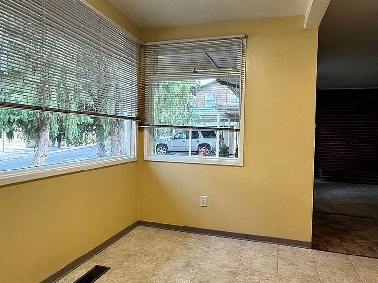 702 S 20th Ave — Photo 11