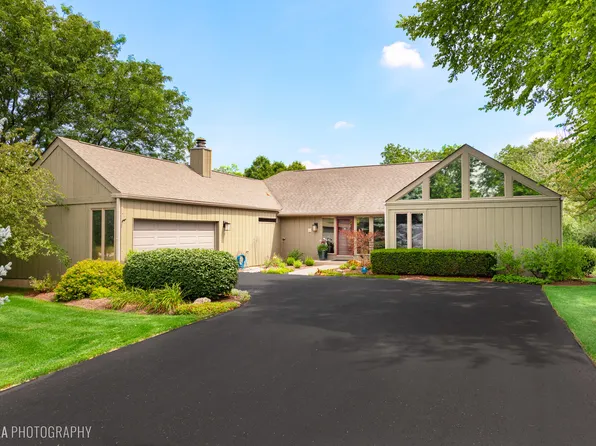 2920 Springbrook Rd, Crystal Lake, IL 60012