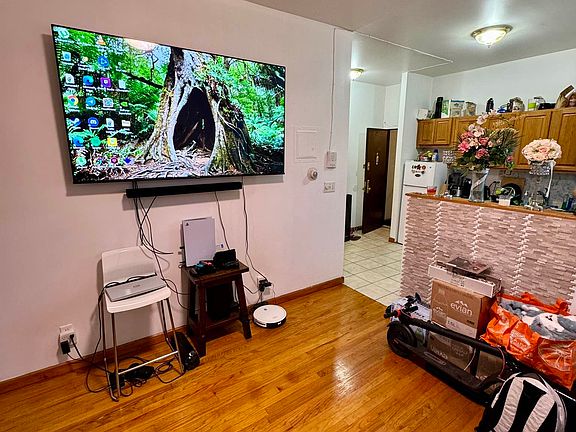 3rd image of 2526 30th Ave APT 2R