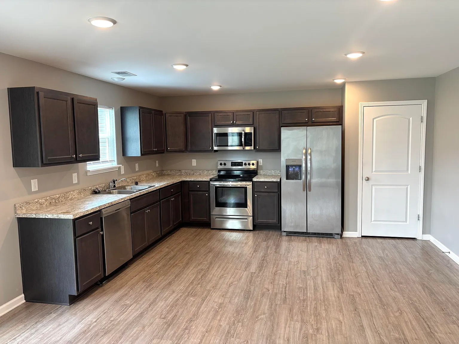 4 bed, 2.5 bath, 2344 sqft, $2,600 — Photo 4
