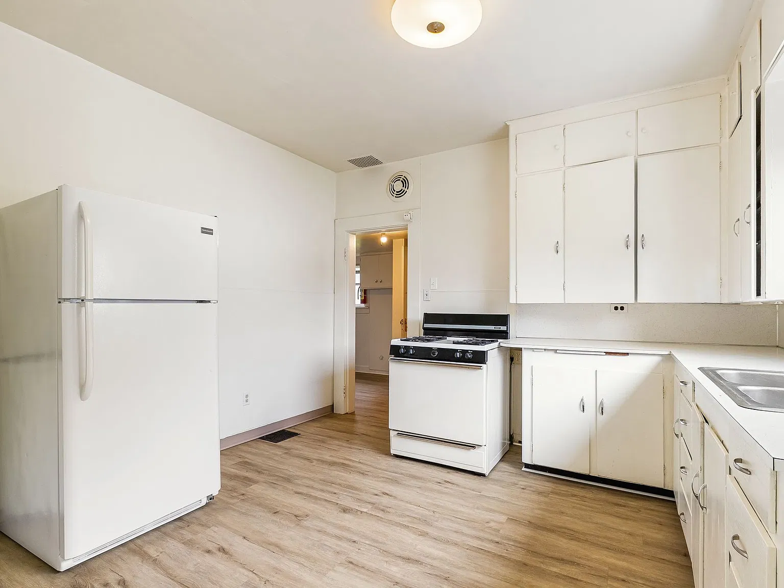 617 North State Street Apartments - Schedule a Tour Today! — Photo 3
