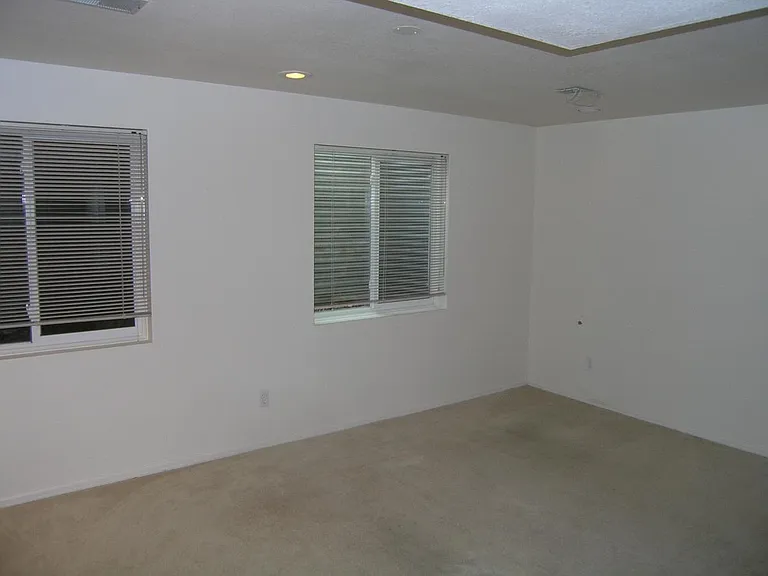 556 W Sycamore St — Photo 8
