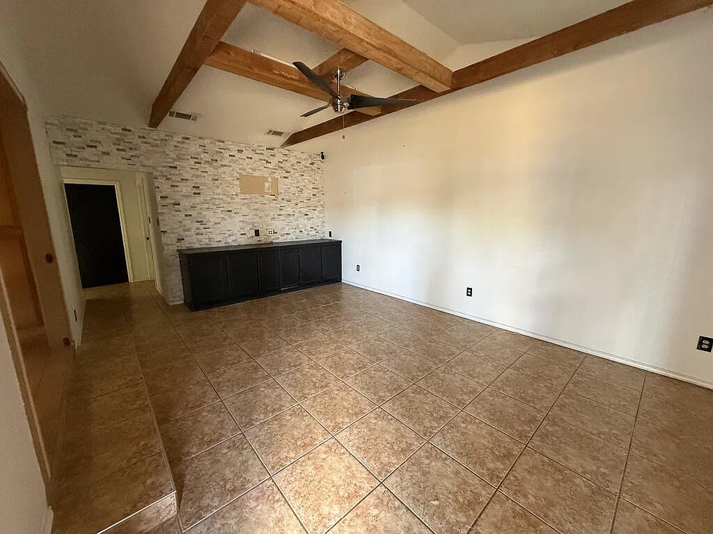 3 bed, 2.0 bath, 1685 sqft, $2,100 — Photo 2