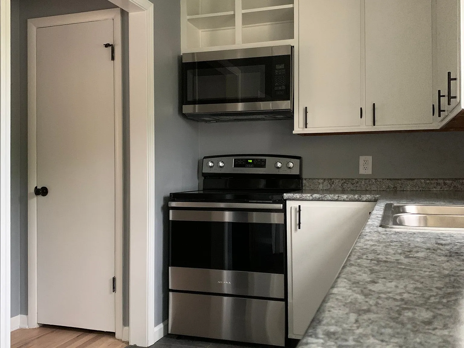 Modern 2 Bed, 1 Bath Apartment in Omaha | Available Now!| $1,150/mo — Photo 2