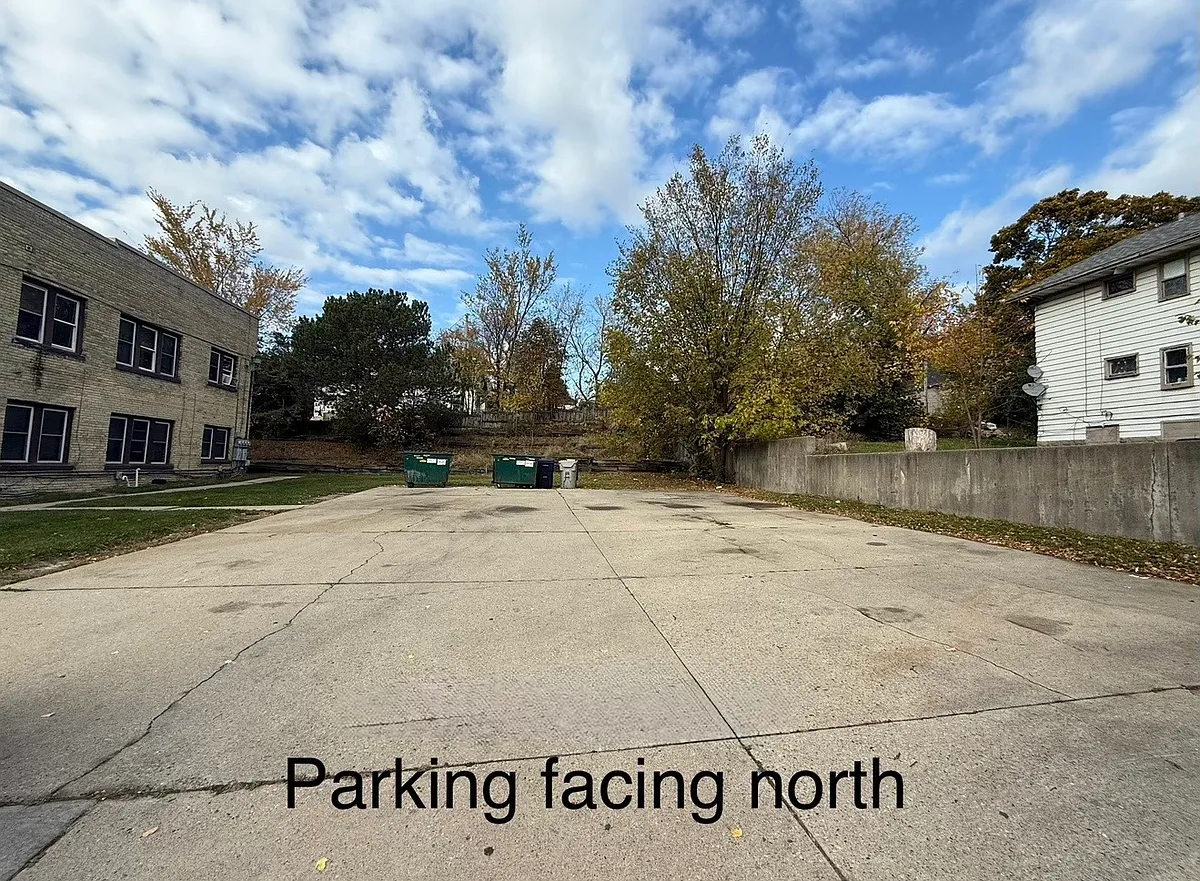 Building Photo - 1232 W Keefe Ave #1234