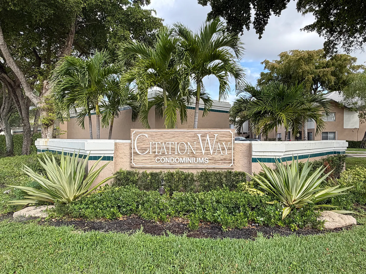 2 bed, 1000 sqft, $2,300 — Photo 1