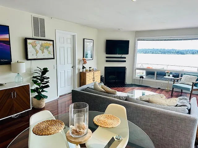 7701 W Mercer Way — Photo 3