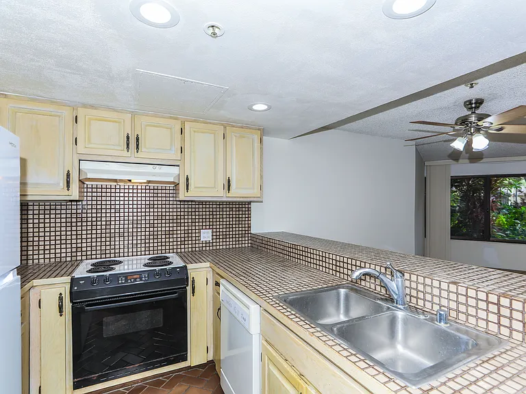 555 Hahaione St #B100 — Photo 15