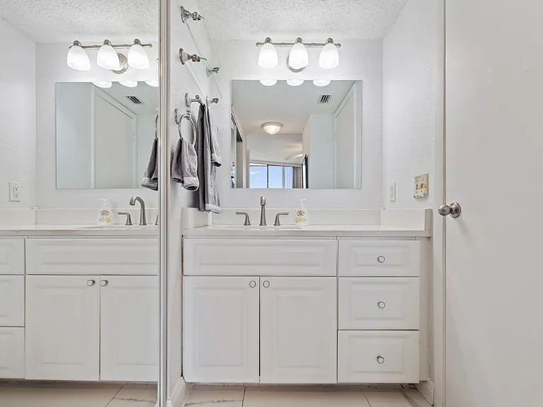 1000 Cove Cay Dr — Photo 15