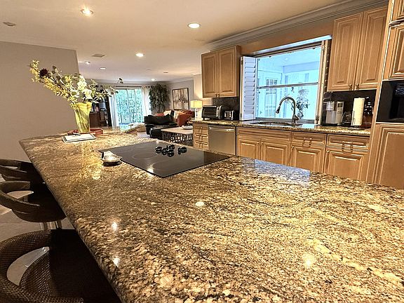Huge kitchen Island for entertaining -Granite counters