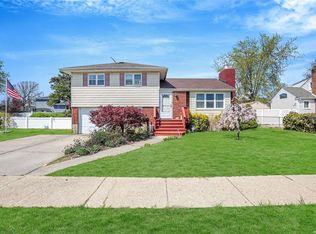 864 Pease Ln, West Islip, NY