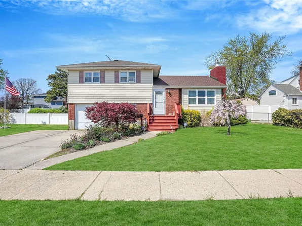 864 Pease Lane, West Islip, NY 11795