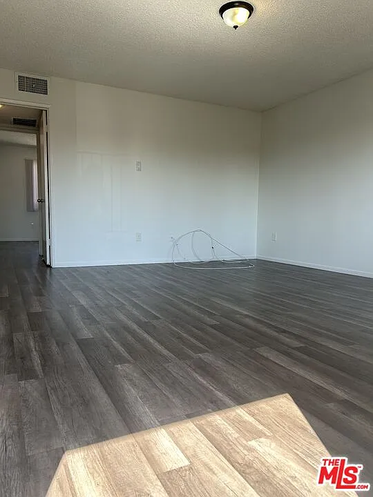 2 bed, 2.0 bath, 5576 sqft, $2,850 — Photo 3