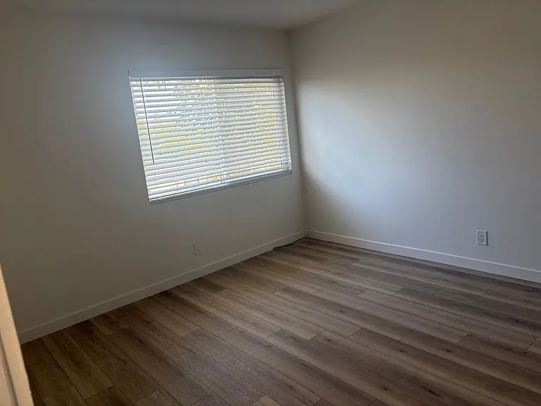 Topanga Apartments — Photo 4