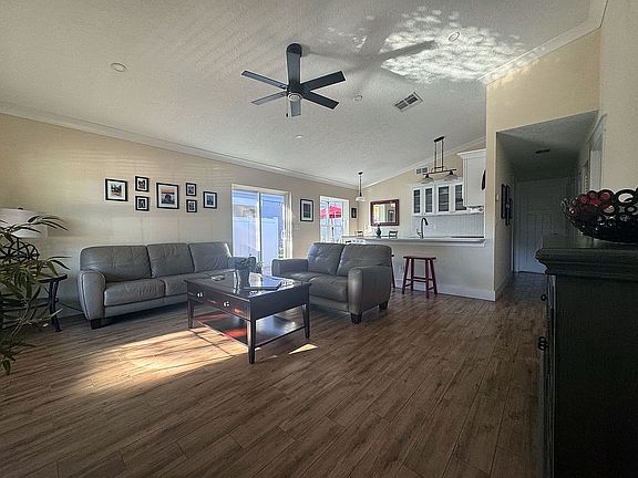 3rd image of 528 Sheridan Dr
