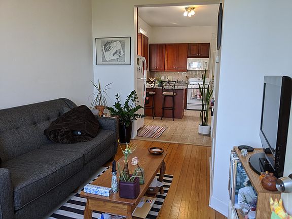 3rd image of 1454 N Greenview Ave #3F