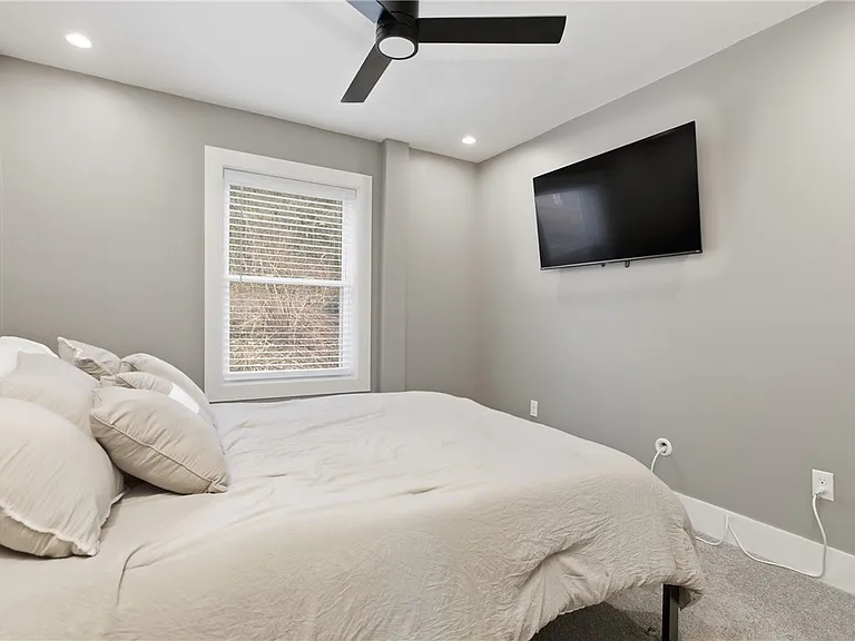 240 E Jefferson St — Photo 36