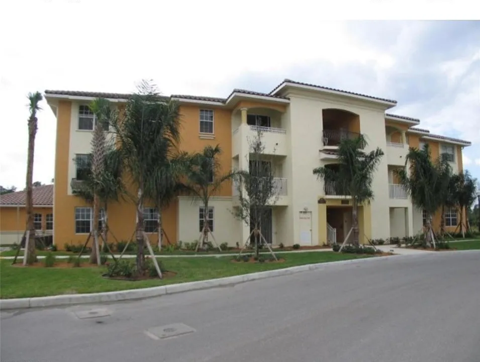 3957 Pomodoro Cir #301