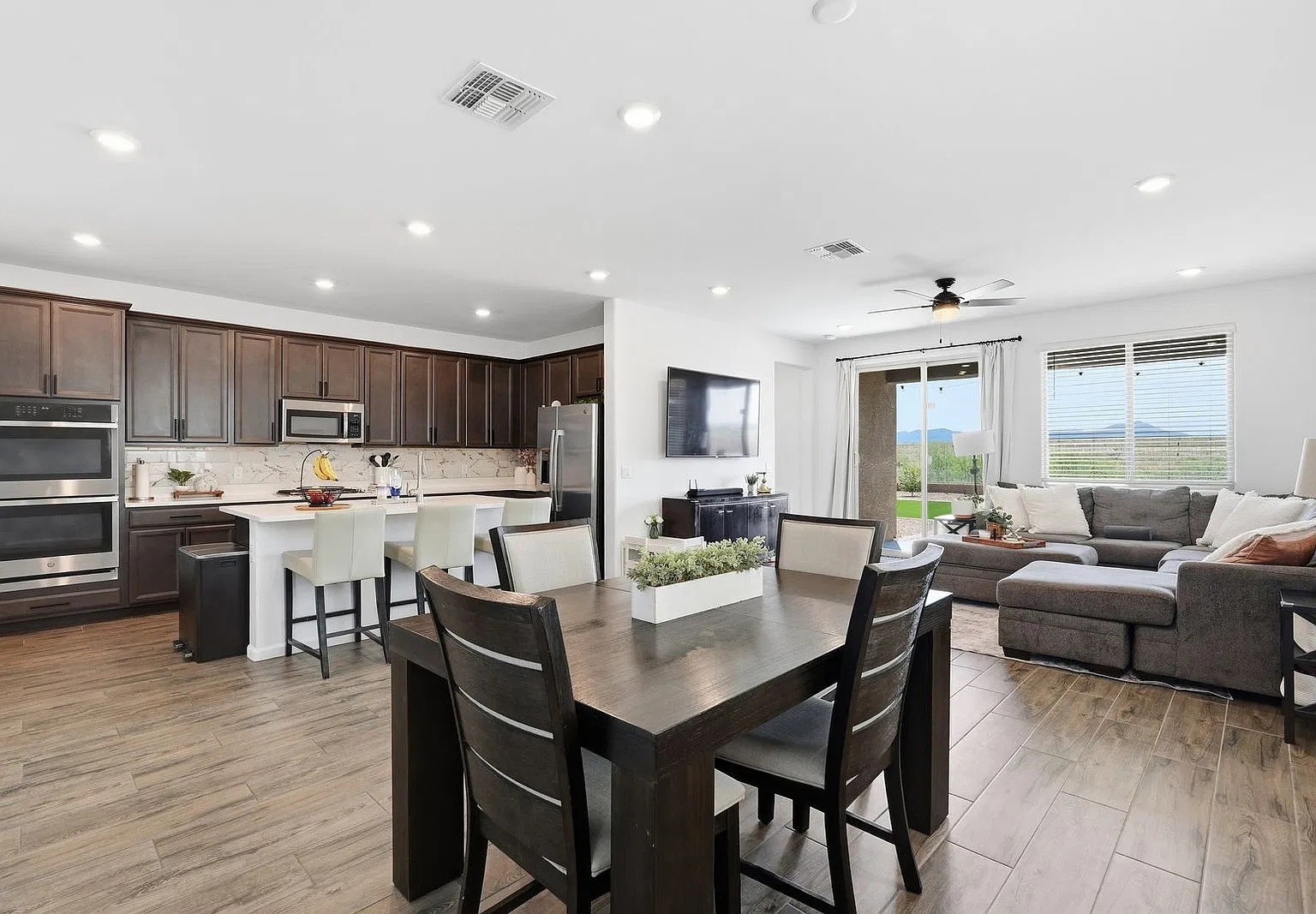4 bed, 3.0 bath, 2550 sqft, $2,549 — Photo 3