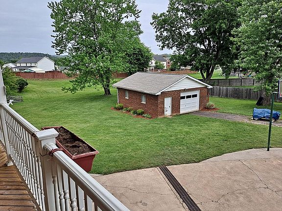 5th image of 220 Pinewood Dr