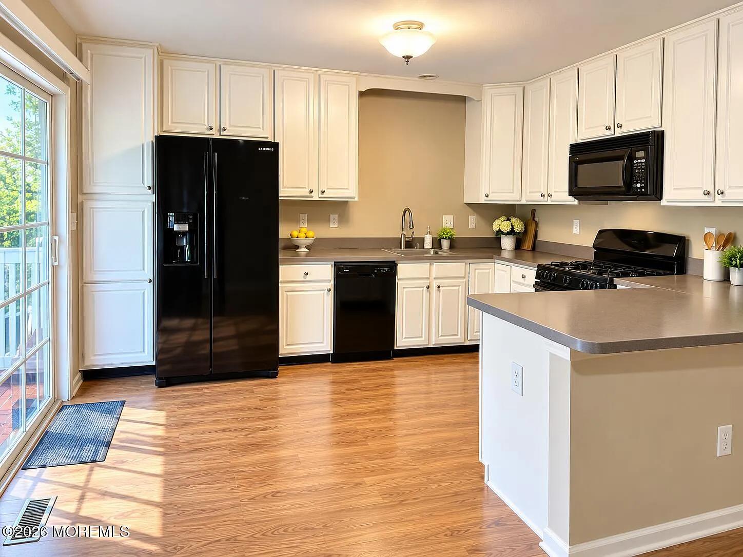 4 bed, 2.5 bath, 1904 sqft, $3,950 — Photo 2