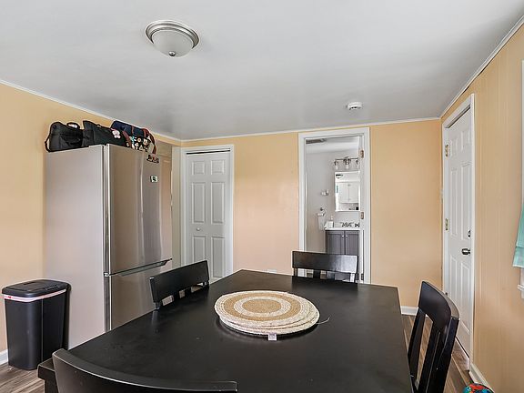 5th image of 409 Barron St