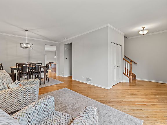 4th image of 483 E Railroad Ave