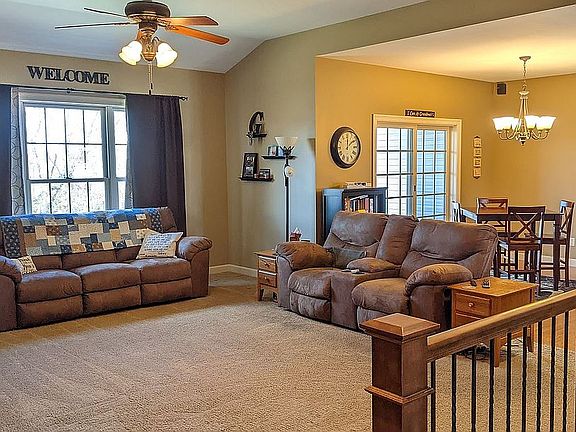 Living Room / Breakfast Nook