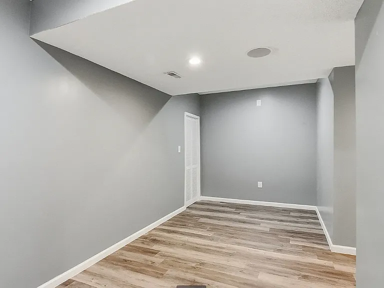 18602 Leavenworth St — Photo 31