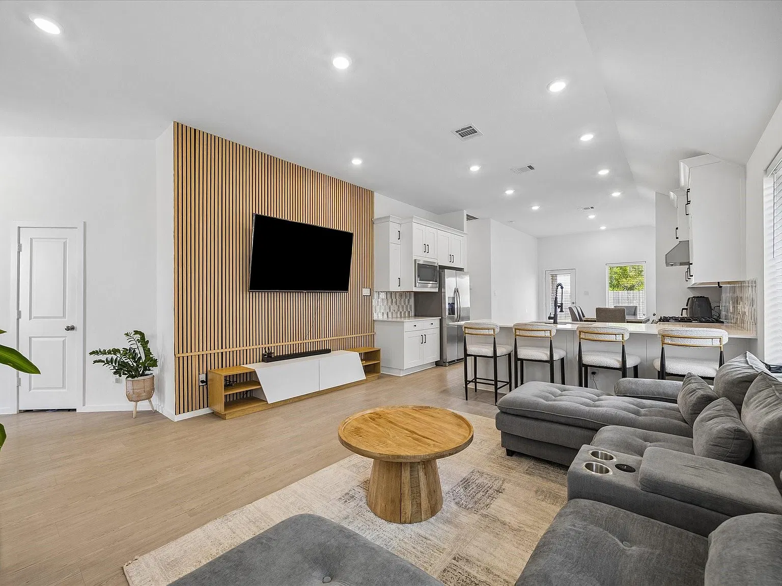 3 bed, 2.0 bath, 1615 sqft, $2,250 — Photo 2