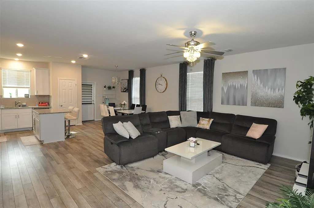 4 bed, 2450 sqft, $2,450 — Photo 2