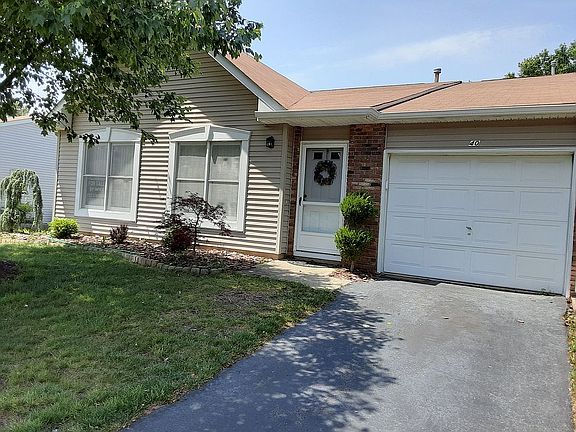 2nd image of 40 Buttonwood Ct