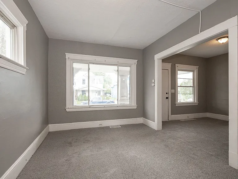 7411 Brinsmade Ave — Photo 1