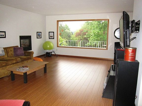 3rd image of 3037 Alderwood Ave