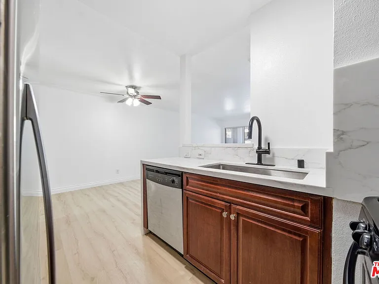 5530 Owensmouth Ave #133 — Photo 6