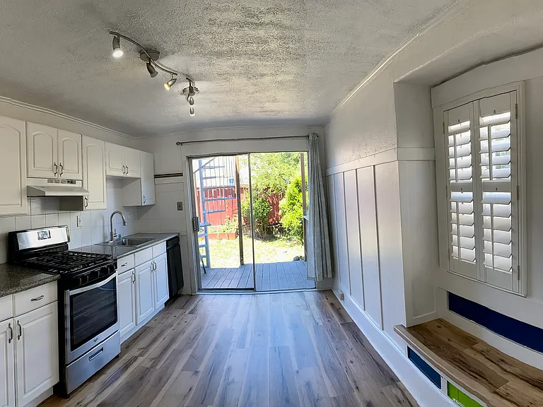 433 Mastick Ave — Photo 13