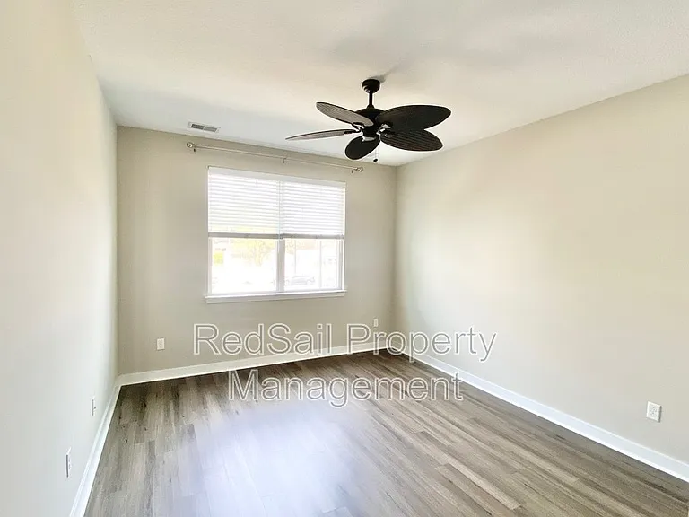 208 Fishers Ct — Photo 15