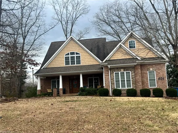 601 Fairidge Dr, Jamestown, NC 27282